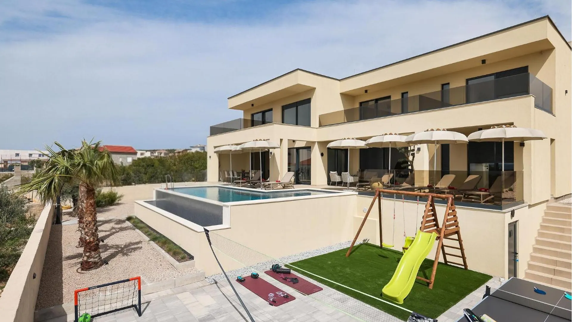 4 Bedroom Awesome Home In Maslenica 0*,